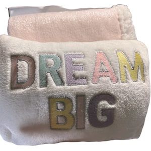 NWOT Plush Dreamy Blanket 🌈